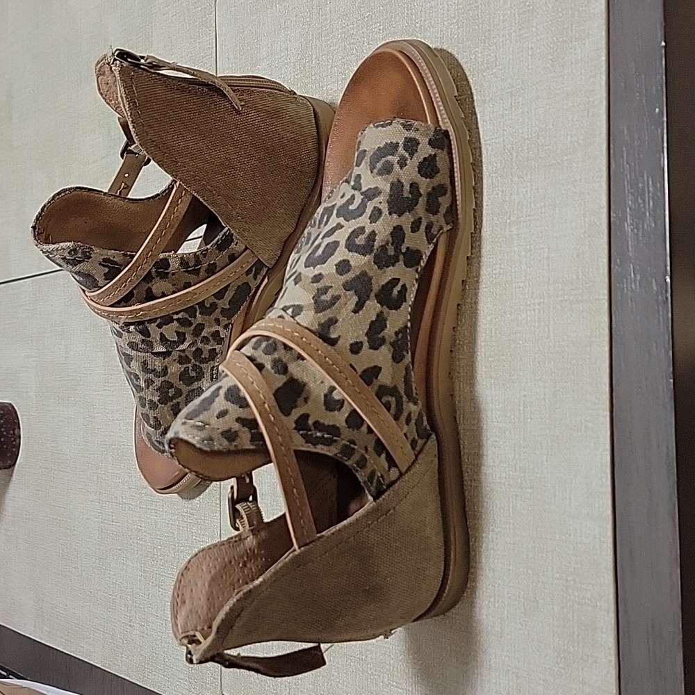 Very G Scarlett Leopard Print Toe Loop Sandals